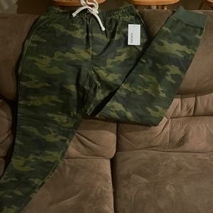 Sonoma Young Men’s sz S camouflage joggers with a pocket in the back